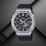 Ανδρικό ρολόι Casio G-Shock GBM-2100-1AER με μαύρο καουτσούκ λουράκι και μαύρο καντράν σε background.