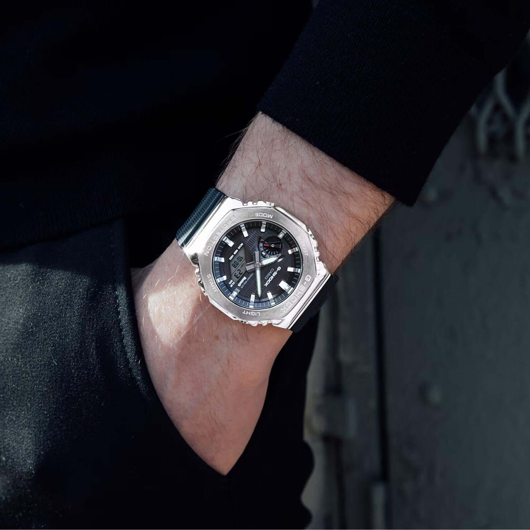 Ανδρικό ρολόι Casio G-Shock GBM-2100-1AER φορεμένο στον καρπό με μαύρο καουτσούκ λουράκι και μαύρο καντράν.