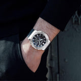 Ανδρικό ρολόι Casio G-Shock GBM-2100-1AER φορεμένο στον καρπό με μαύρο καουτσούκ λουράκι και μαύρο καντράν.