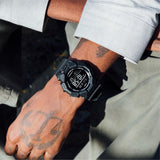 Ανδρικό ρολόι Casio G-SHOCK GD-010-1A1ER φορεμένο στον καρπό με μαύρο καουτσούκ λουράκι και μαύρο ψηφιακό καντράν.