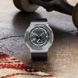 Ρολόι χρονογράφος Casio G-Shock GM-2100-1AER με μαύρο καουτσούκ λουράκι, γκρι καντράν μεγέθους 44.4mm anadigi κατάλληλο για καταδύσεις.