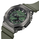 Ρολόι χρονογράφος Casio G-Shock GM-2100B-3AER με χακί καουτσούκ λουράκι, χακί καντράν μεγέθους 44.4mm anadigi κατάλληλο για καταδύσεις.