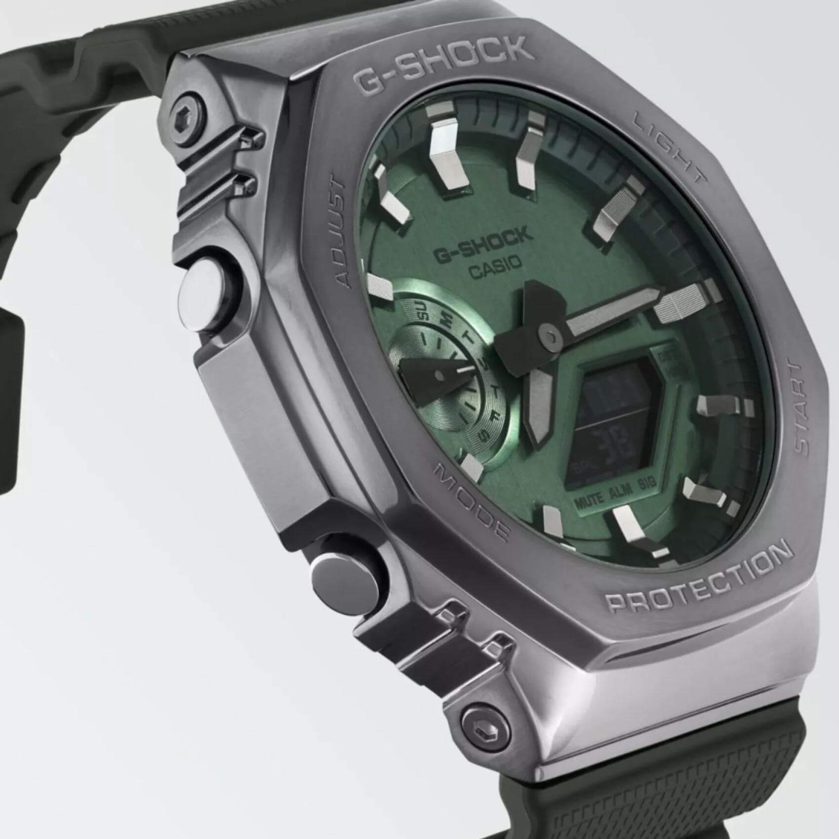 Ρολόι χρονογράφος Casio G-Shock GM-2100B-3AER με χακί καουτσούκ λουράκι, χακί καντράν μεγέθους 44.4mm anadigi κατάλληλο για καταδύσεις.