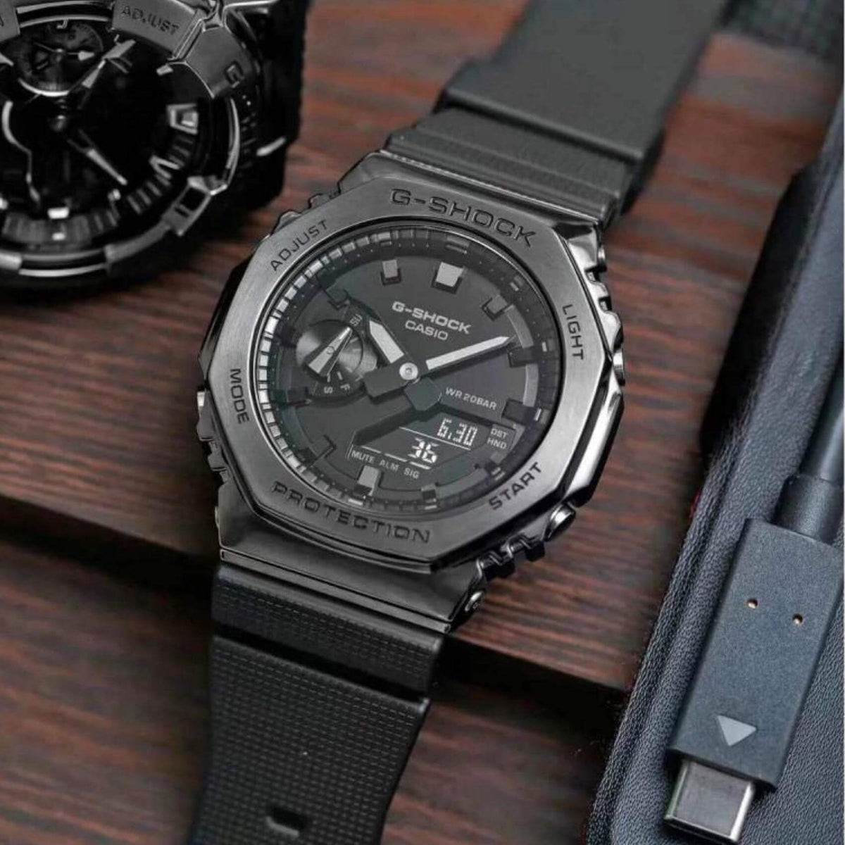 Ρολόι χρονογράφος Casio G-Shock GM-2100BB-1AER με μαύρο καουτσούκ λουράκι, μαύρο καντράν μεγέθους 44.4mm anadigi κατάλληλο για καταδύσεις.