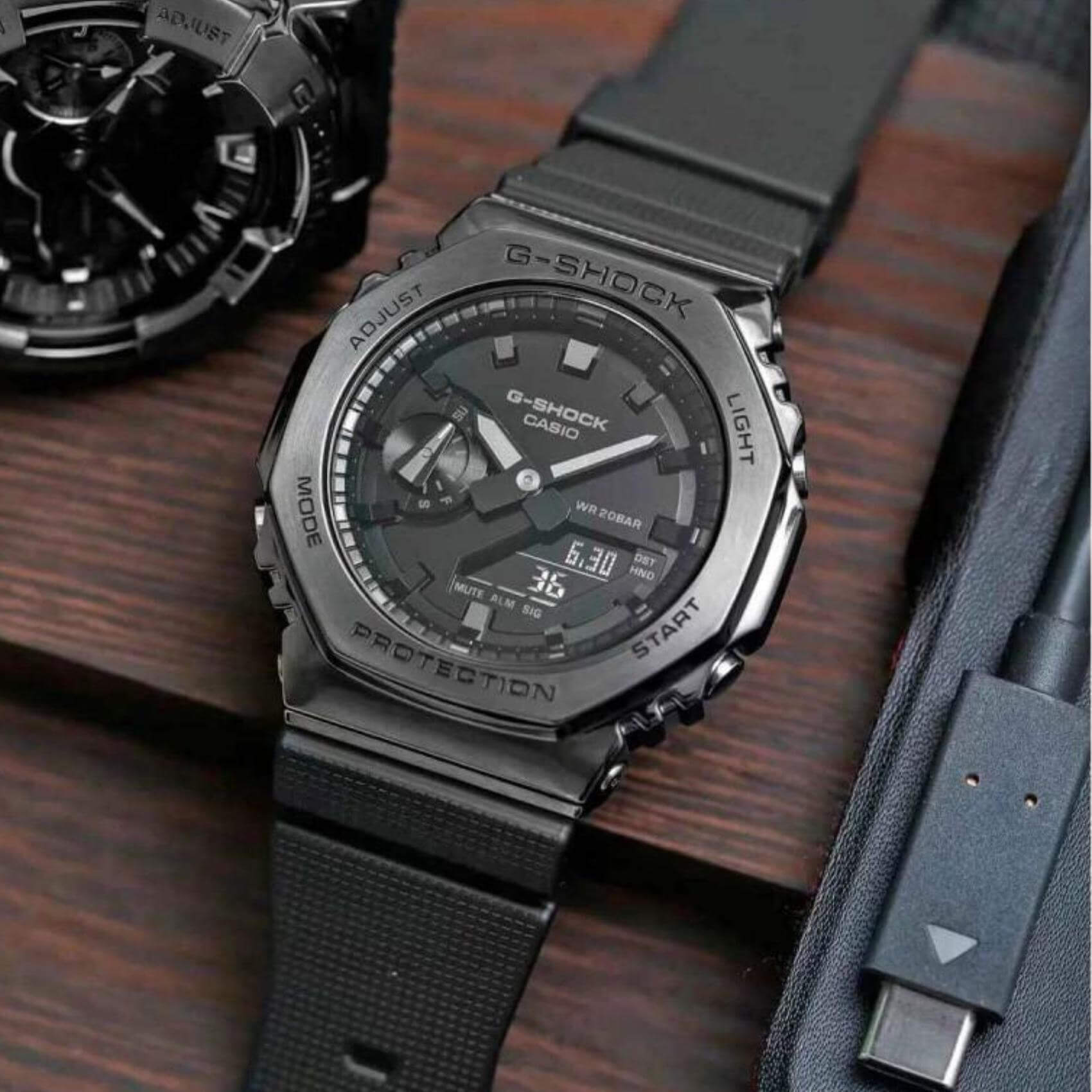 Ρολόι χρονογράφος Casio G-Shock GM-2100BB-1AER με μαύρο καουτσούκ λουράκι, μαύρο καντράν μεγέθους 44.4mm anadigi κατάλληλο για καταδύσεις.