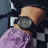 Ρολόι χρονογράφος Casio G-Shock GM-2100BB-1AER με μαύρο καουτσούκ λουράκι, μαύρο καντράν μεγέθους 44.4mm anadigi κατάλληλο για καταδύσεις.