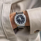 Ρολόι χρονογράφος Casio G-Shock GM-2100C-5AER με μπεζ καουτσούκ λουράκι, μαύρο καντράν μεγέθους 44.4mm anadigi κατάλληλο για καταδύσεις.