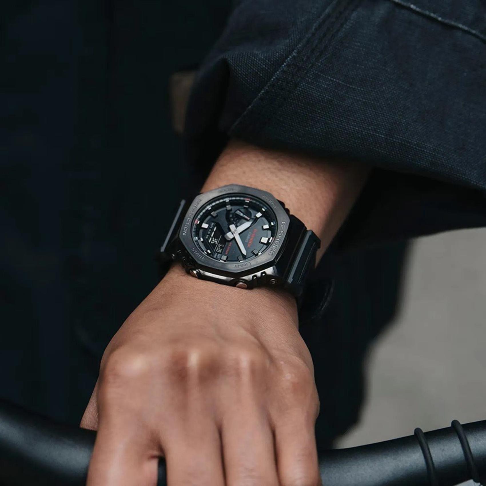 Ρολόι χρονογράφος Casio G-Shock GM-2100CB-1AER με μαύρο υφασμάτινο λουράκι, μαύρο καντράν μεγέθους 44.4mm anadigi κατάλληλο για καταδύσεις.