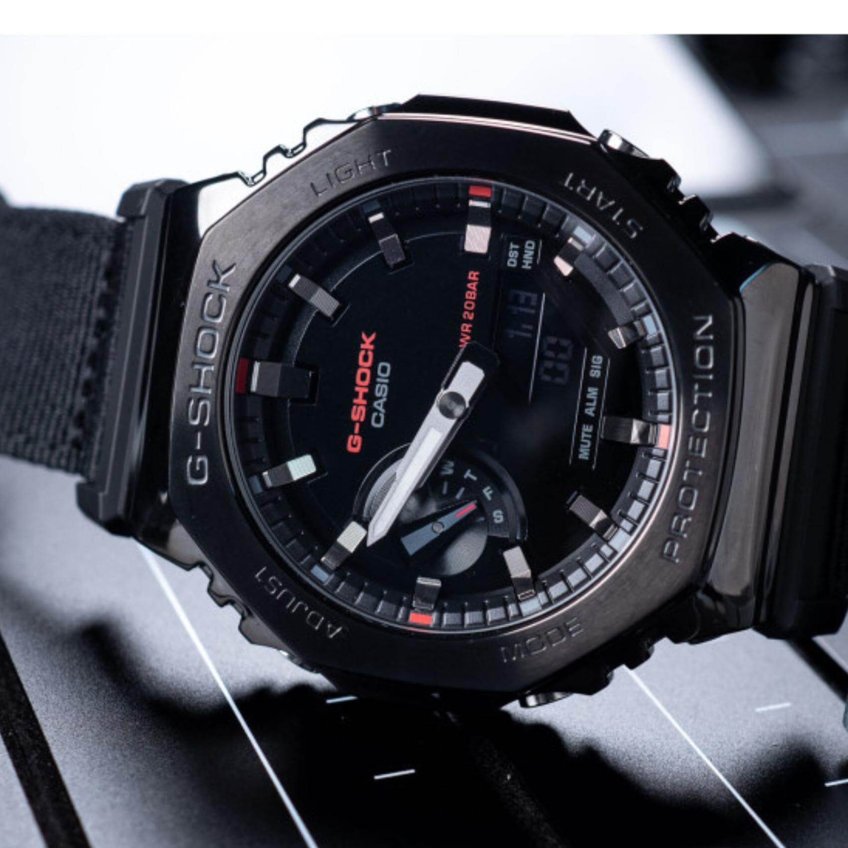 Ρολόι χρονογράφος Casio G-Shock GM-2100CB-1AER με μαύρο υφασμάτινο λουράκι, μαύρο καντράν μεγέθους 44.4mm anadigi κατάλληλο για καταδύσεις.