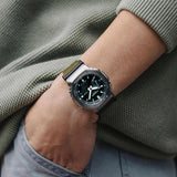 Ρολόι χρονογράφος Casio G-Shock GM-2100CB-3AER με χακί υφασμάτινο λουράκι, μαύρο καντράν μεγέθους 44.4mm anadigi κατάλληλο για καταδύσεις.
