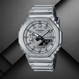 Ανδρικό ρολόι Casio G-SHOCK GM-2100YM-8AER με ασημί καουτσούκ λουράκι και ασημί καντράν.