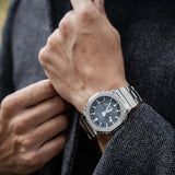 Ανδρικό ρολόι Casio G-SHOCK GM-2110D-8AER φορεμένο στον καρπό με ασημί ατσάλινο μπρασελέ και γκρι καντράν.