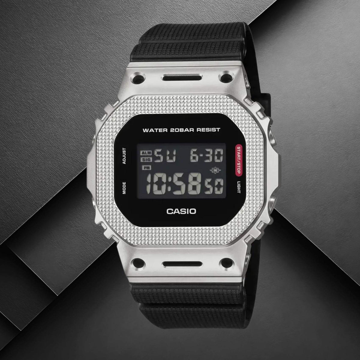Ανδρικό ρολόι Casio G-SHOCK GM-5600M-1ER με μαύρο καουτσούκ λουράκι και μαύρο ψηφιακό καντράν. 