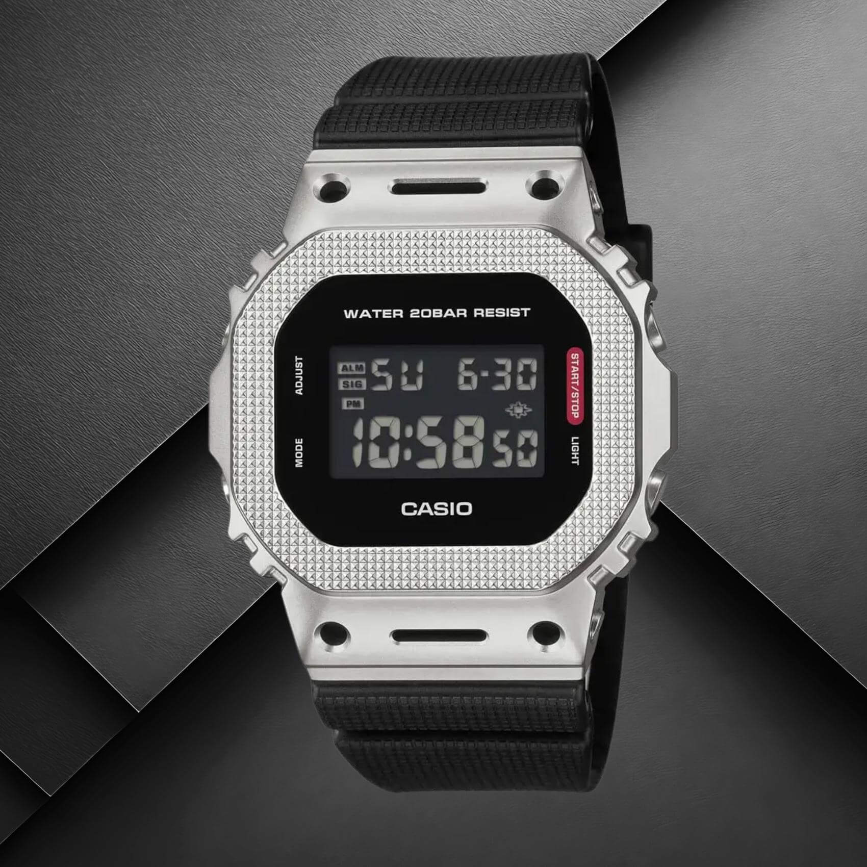 Ανδρικό ρολόι Casio G-SHOCK GM-5600M-1ER με μαύρο καουτσούκ λουράκι και μαύρο ψηφιακό καντράν. 