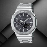 Ανδρικό ρολόι Casio G-SHOCK GM-B2100SD-1AER με ασημί ατσάλινο μπρασελέ και μαύρο καντράν.