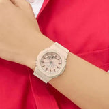 Γυναικείο ρολόι Casio G-SHOCK GMA-P2100M-4AER φορεμένο στον καρπό με ροζ λουράκι και ροζ καντράν.