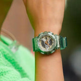 Γυναικείο ρολόι Casio G-SHOCK GMA-S120GS-3AER φορεμένο στον καρπό με πράσινο καουτσούκ λουράκι.
