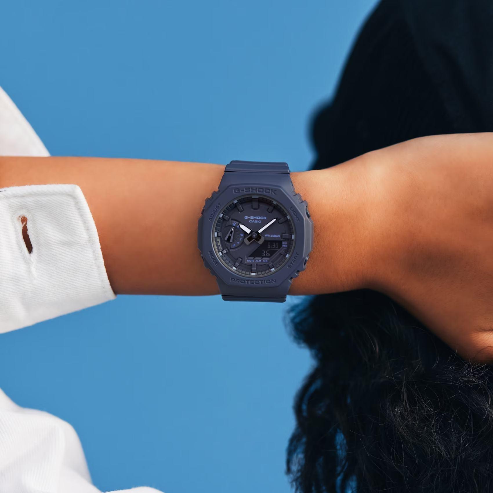 Ρολόι χρονογράφος Casio G-Shock GMA-S2100BA-2A1ER που συνδυάζει μπλε λουράκι από καουτσούκ και μπλε καντράν διαμέτρου 42.9mm.