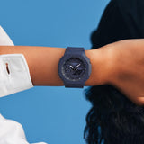 Ρολόι χρονογράφος Casio G-Shock GMA-S2100BA-2A1ER που συνδυάζει μπλε λουράκι από καουτσούκ και μπλε καντράν διαμέτρου 42.9mm.