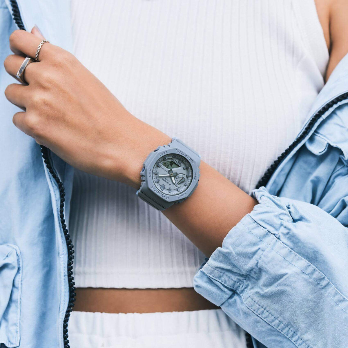Ρολόι χρονογράφος Casio G-Shock GMA-S2100BA-2A1ER που συνδυάζει γαλάζιο λουράκι από καουτσούκ και γαλάζιο καντράν διαμέτρου 42.9mm.