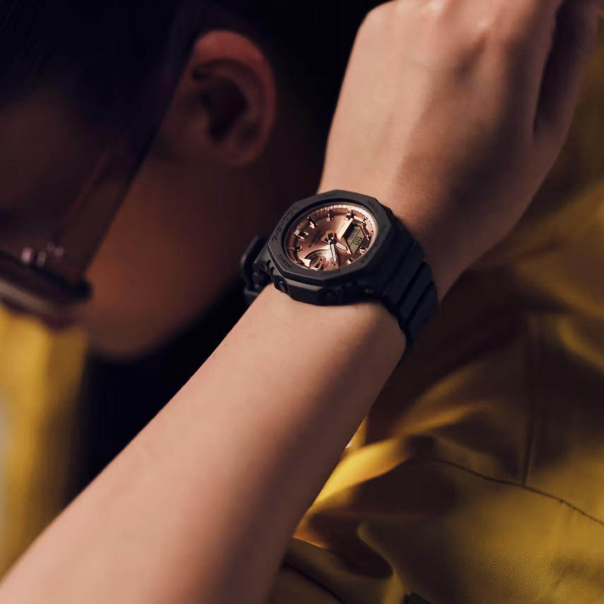 Ρολόι χρονογράφος Casio G-Shock GMA-S2100MD-1AER που συνδυάζει μαύρο λουράκι από καουτσούκ και ροζ χρυσό καντράν διαμέτρου 42.9mm.