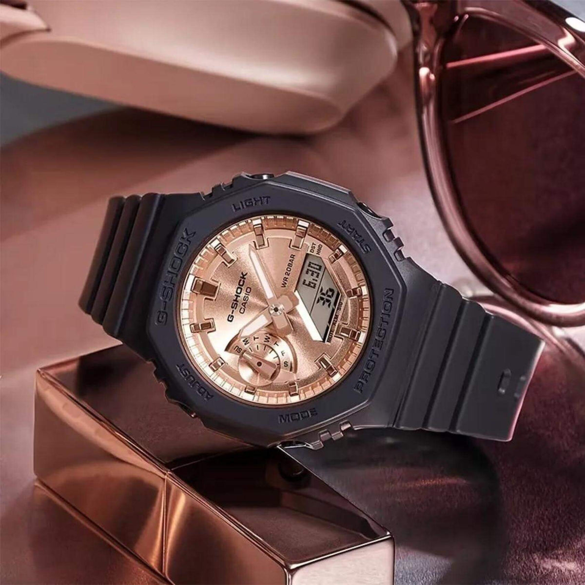Ρολόι χρονογράφος Casio G-Shock GMA-S2100MD-1AER που συνδυάζει μαύρο λουράκι από καουτσούκ και ροζ χρυσό καντράν διαμέτρου 42.9mm.