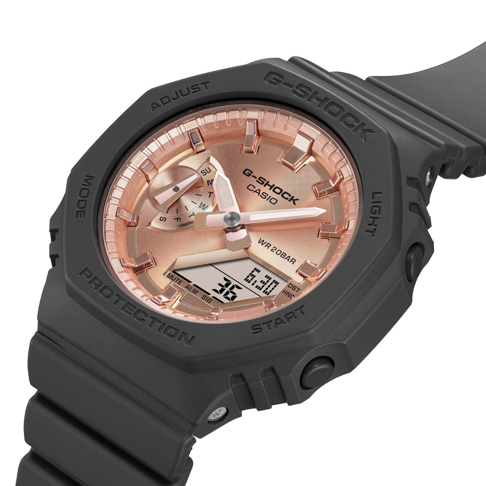Ρολόι χρονογράφος Casio G-Shock GMA-S2100MD-1AER που συνδυάζει μαύρο λουράκι από καουτσούκ και ροζ χρυσό καντράν διαμέτρου 42.9mm.