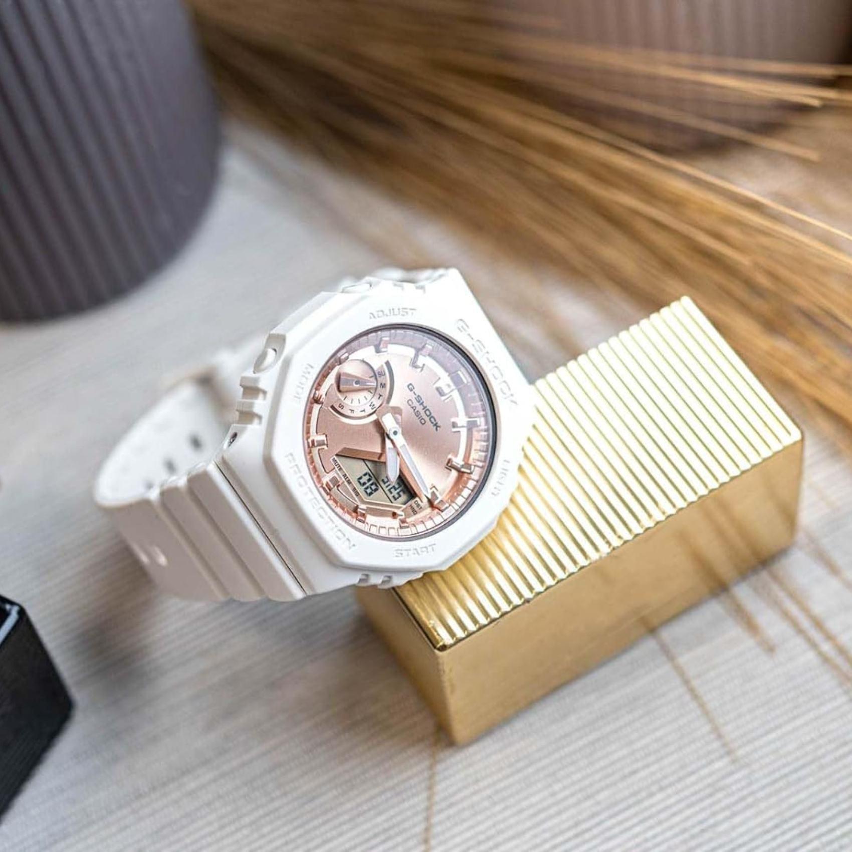 Ρολόι χρονογράφος Casio G-Shock GMA-S2100MD-7AER που συνδυάζει άσπρο λουράκι από καουτσούκ και ροζ χρυσό καντράν διαμέτρου 42.9mm.