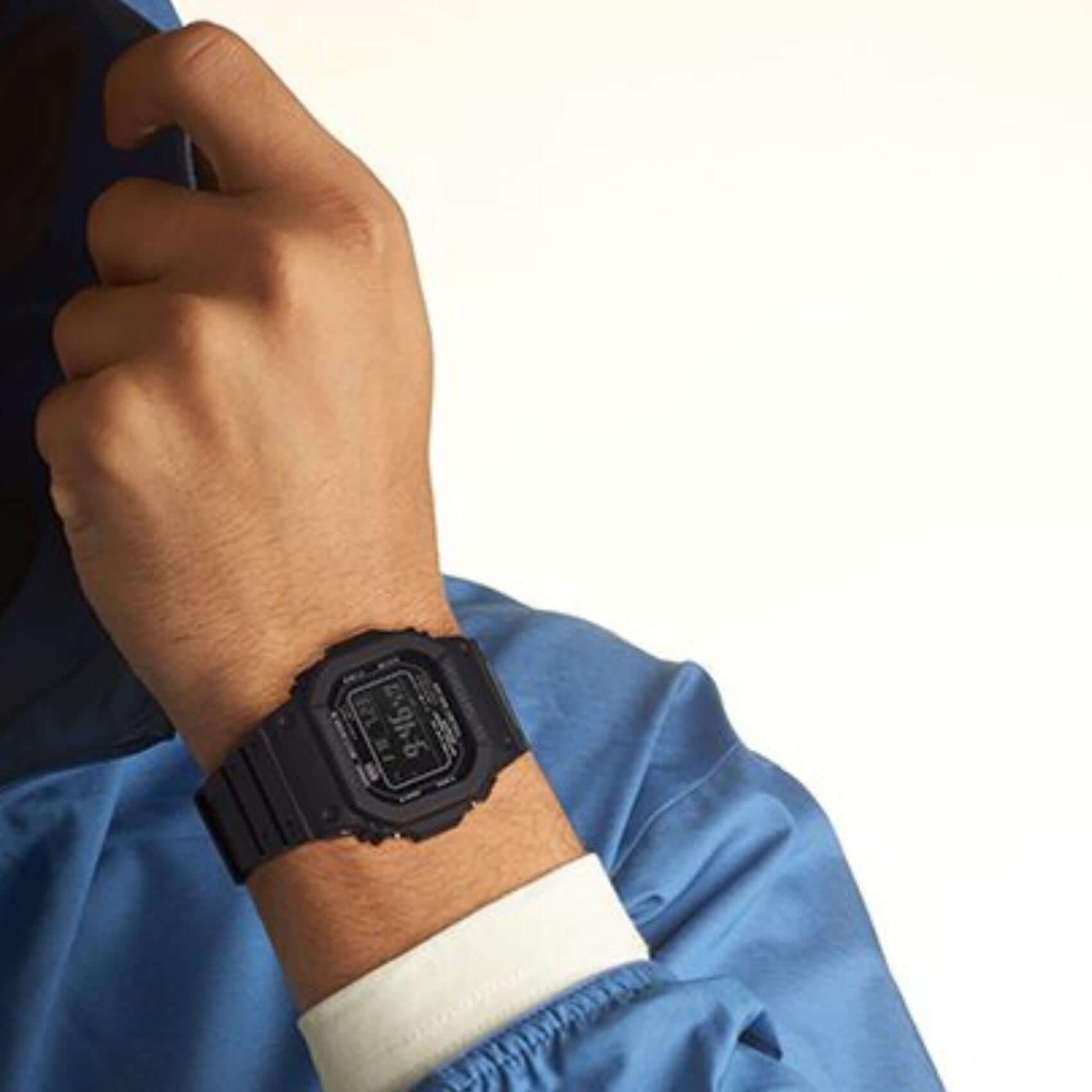 Ανδρικό ρολόι Casio G-SHOCK GW-M5610U-1BER φορεμένο στον καρπό με μαύρο καουτσούκ λουράκι και μαύρο ψηφιακό καντράν.