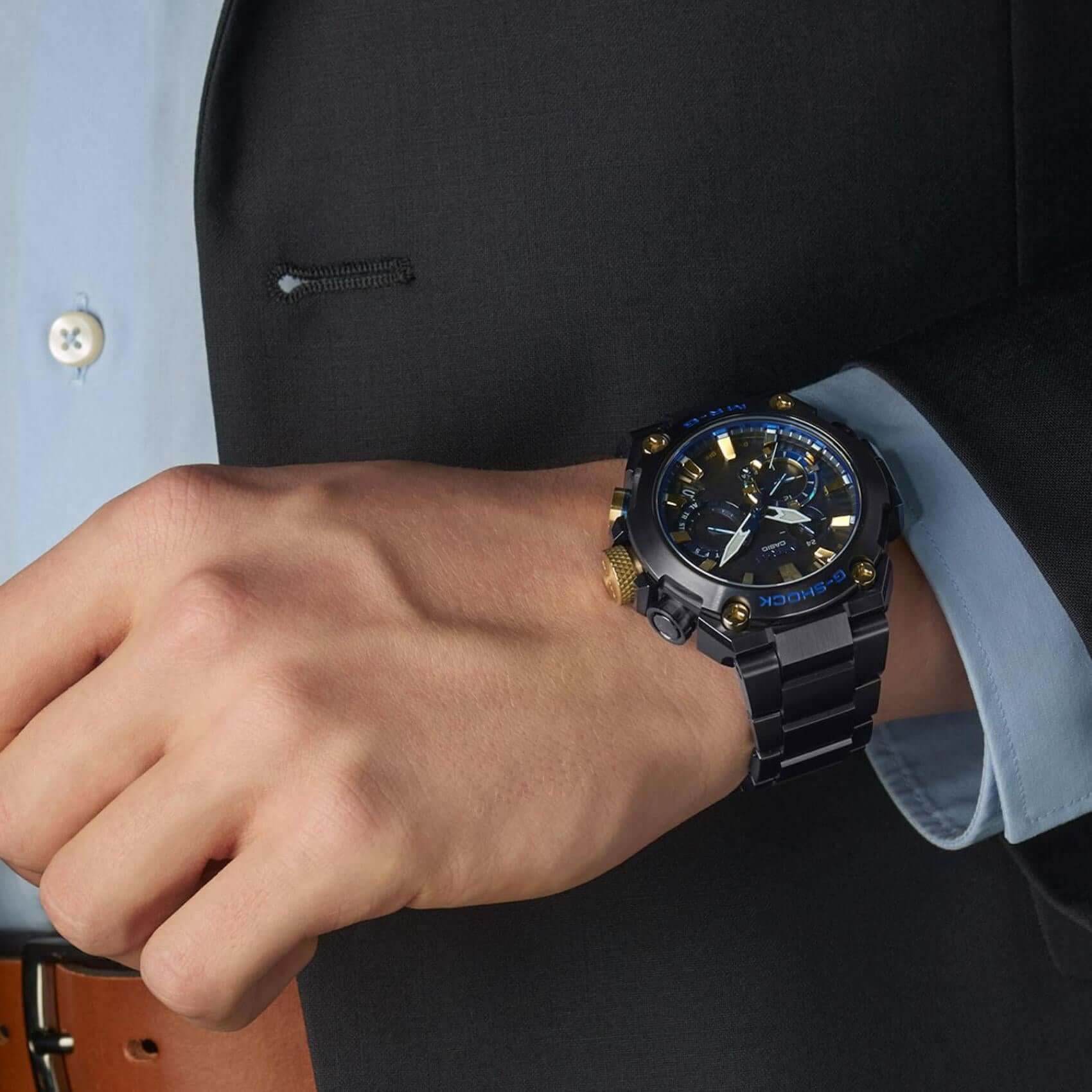 Ανδρικό ρολόι Casio G-Shock MR-G MRG-B2000B-1ADR φορεμένο στον καρπό με μπρασελέ από τιτάνιο και μαύρο καντράν.