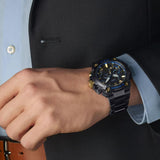 Ανδρικό ρολόι Casio G-Shock MR-G MRG-B2000B-1ADR φορεμένο στον καρπό με μπρασελέ από τιτάνιο και μαύρο καντράν.