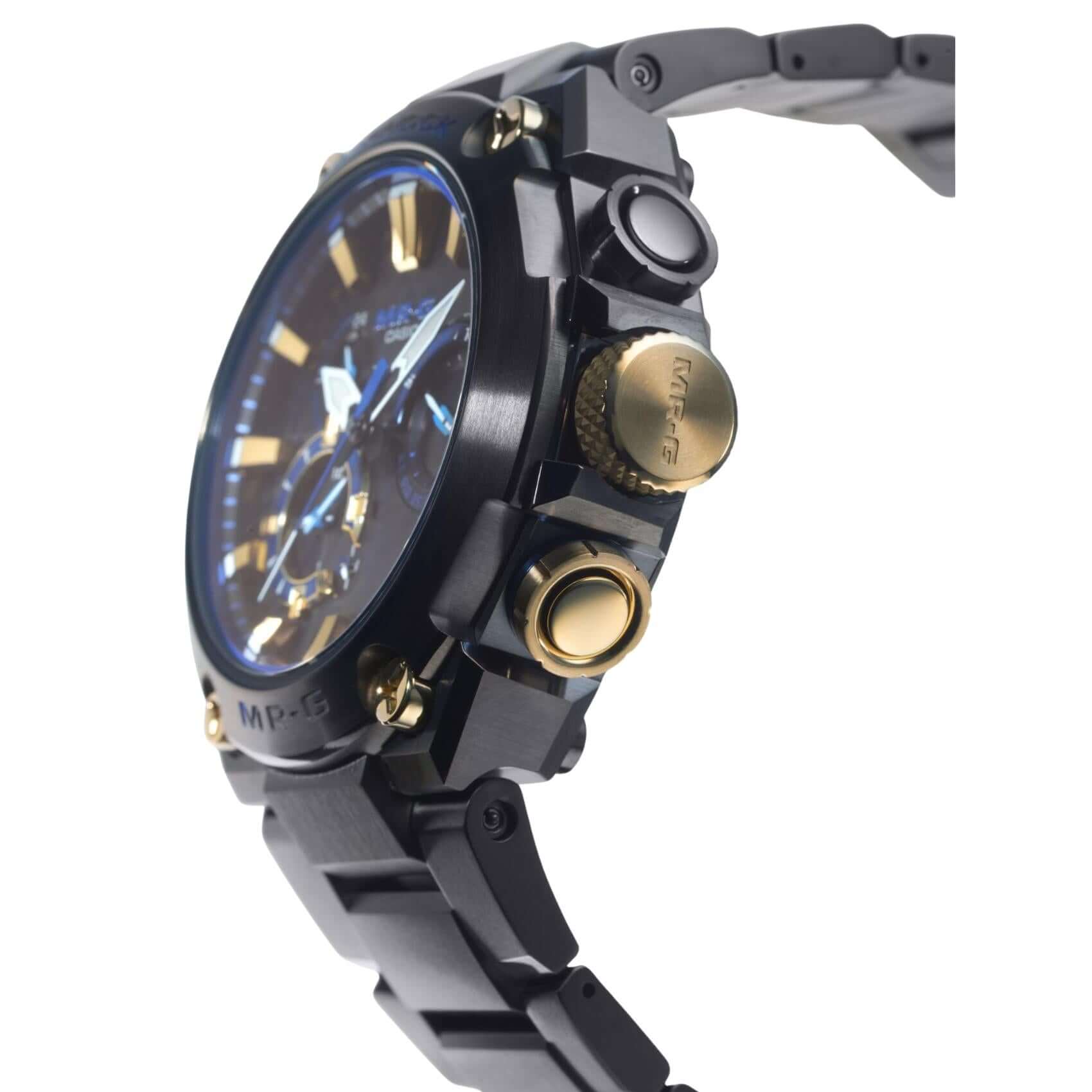 Πλευρική όψη από το ανδρικό ρολόι Casio G-Shock MR-G MRG-B2000B-1ADR με μπρασελέ από τιτάνιο και κάσα με επίστρωση DLC.