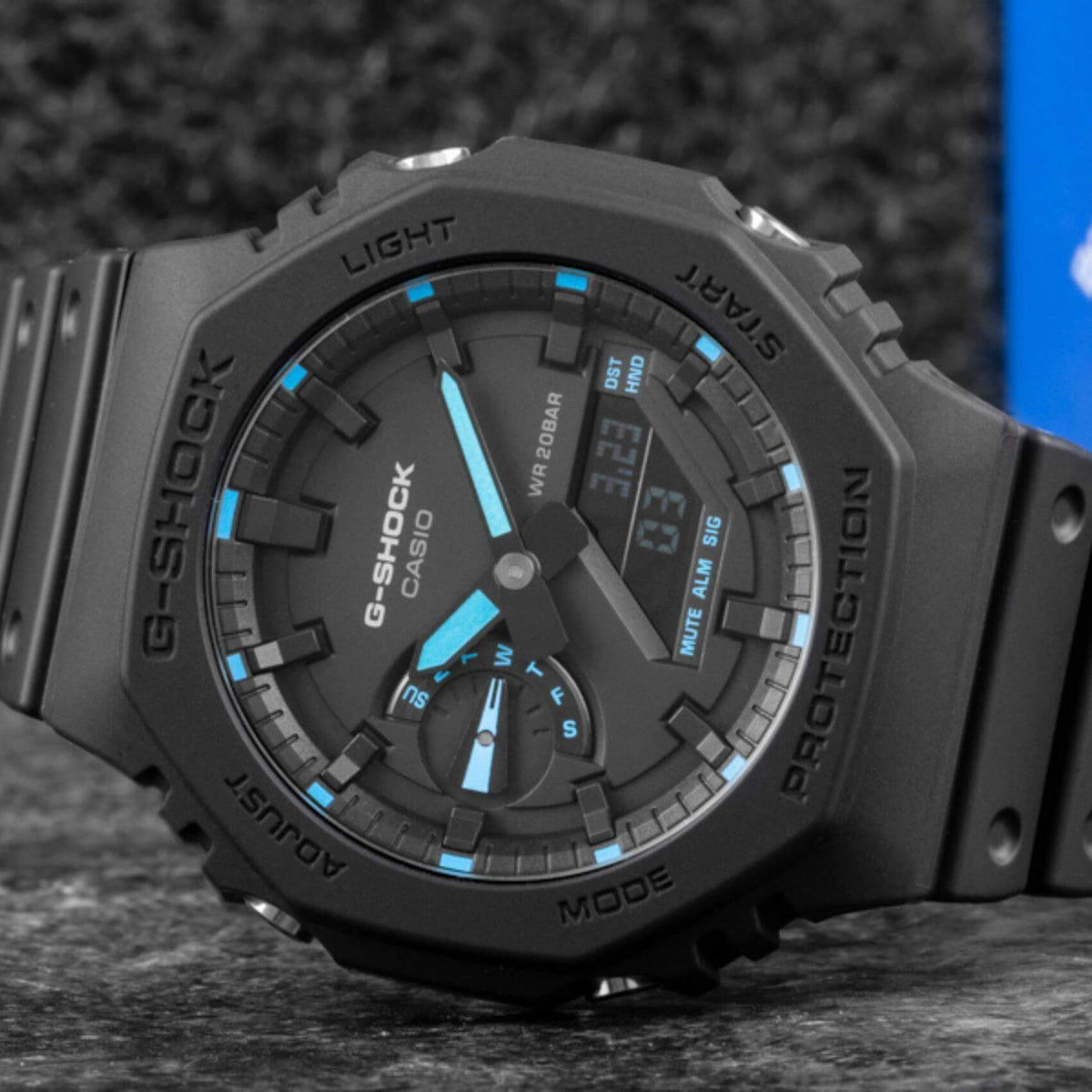 Ρολόι χρονογράφος Casio G-Shock GA-2100-1A2ER με μαύρο καουτσούκ λουράκι, μαύρο καντράν σε οκτάγωνο σχημα με ψηφιακή ένδειξη και στεγανότητα 20ATM-200Μ.