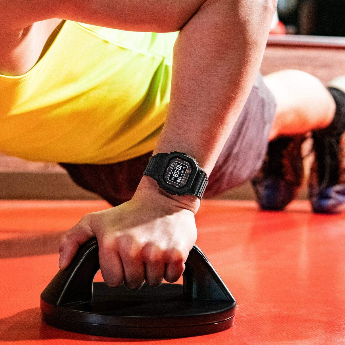Προπονητικό ρολόι smartwatch G-Squad Casio G-Shock DW-H5600-1ER Solar με μαύρο καουτσούκ λουράκι και μαύρο καντράν διαμέτρου 44,5mm σε τετράγωνο σχημα.