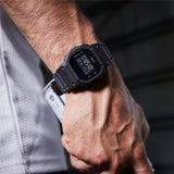 Ρολόι χρονογράφος Casio G-Shock DW-5600BB-1ER με μαύρο καουτσούκ λουράκι, μαύρο καντράν σε τετράγωνο σχημα με ψηφιακή ένδειξη και στεγανότητα 20ATM-200Μ.