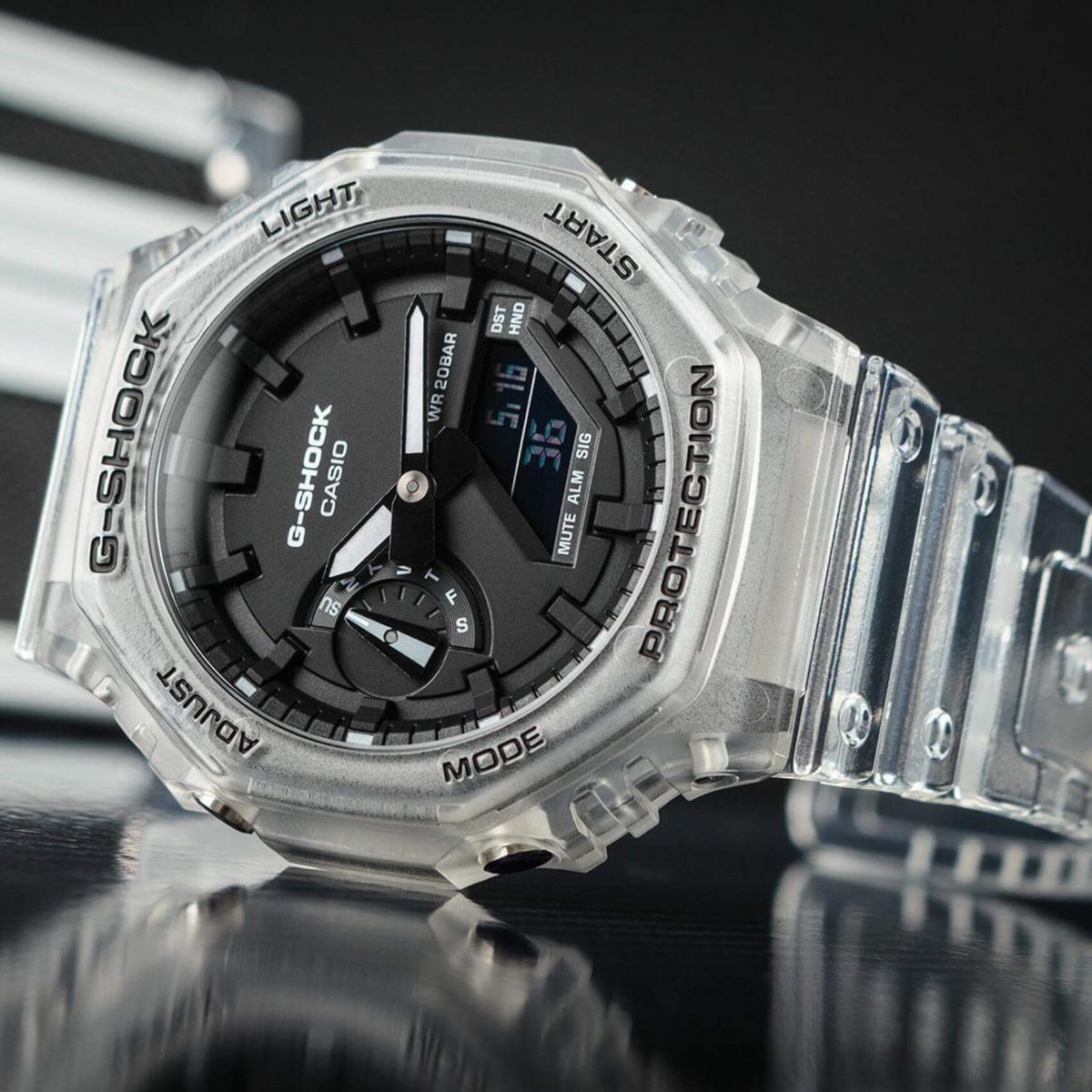 Ρολόι χρονογράφος Casio G-Shock GA-2100SKE-7AER με διάφανο καουτσούκ λουράκι, μαύρο καντράν σε οκτάγωνο σχημα με ψηφιακή ένδειξη και στεγανότητα 20ATM-200Μ.