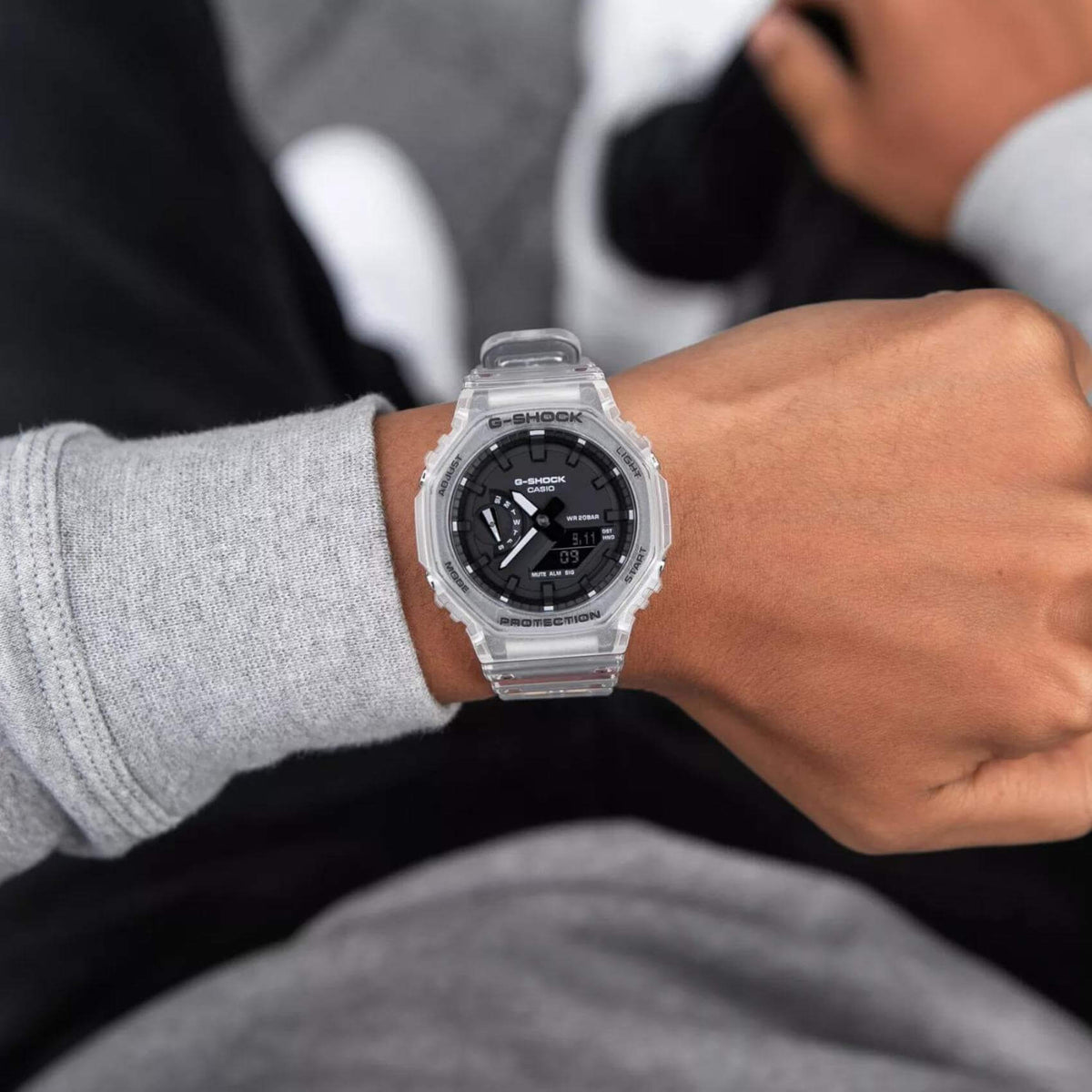 Ρολόι χρονογράφος Casio G-Shock GA-2100SKE-7AER με διάφανο καουτσούκ λουράκι, μαύρο καντράν σε οκτάγωνο σχημα με ψηφιακή ένδειξη και στεγανότητα 20ATM-200Μ.
