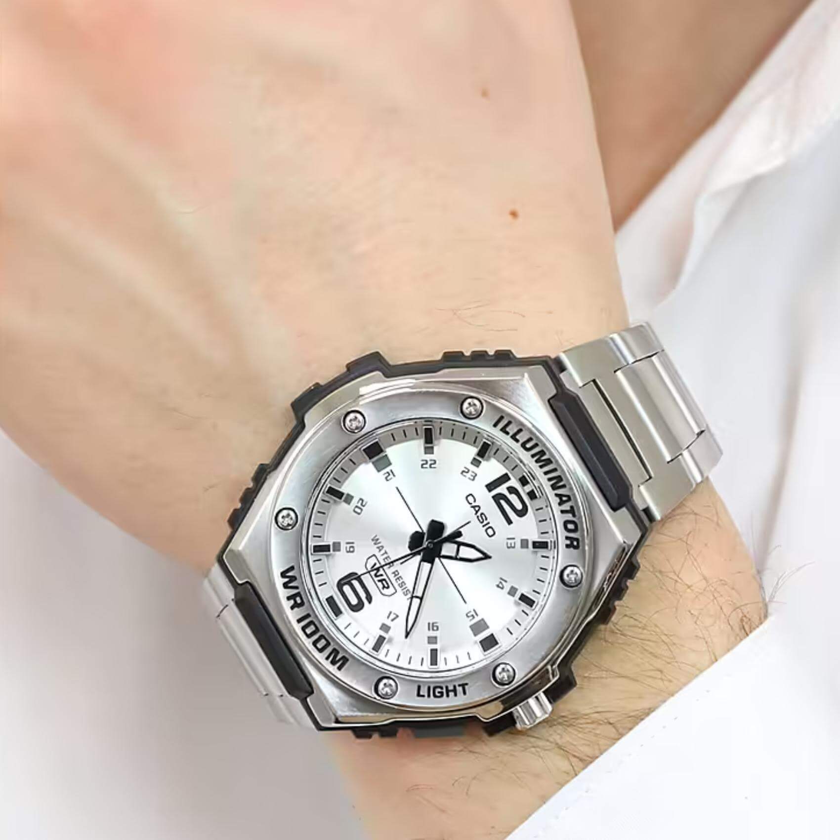 Ρολόι Casio Illuminator MWA-100HD-7AV με ασημί μεταλλικό μπρασελέ και ασημί  καντράν με αναλογική ένδειξη, αδιάβροχο στα 10ATM-100M.