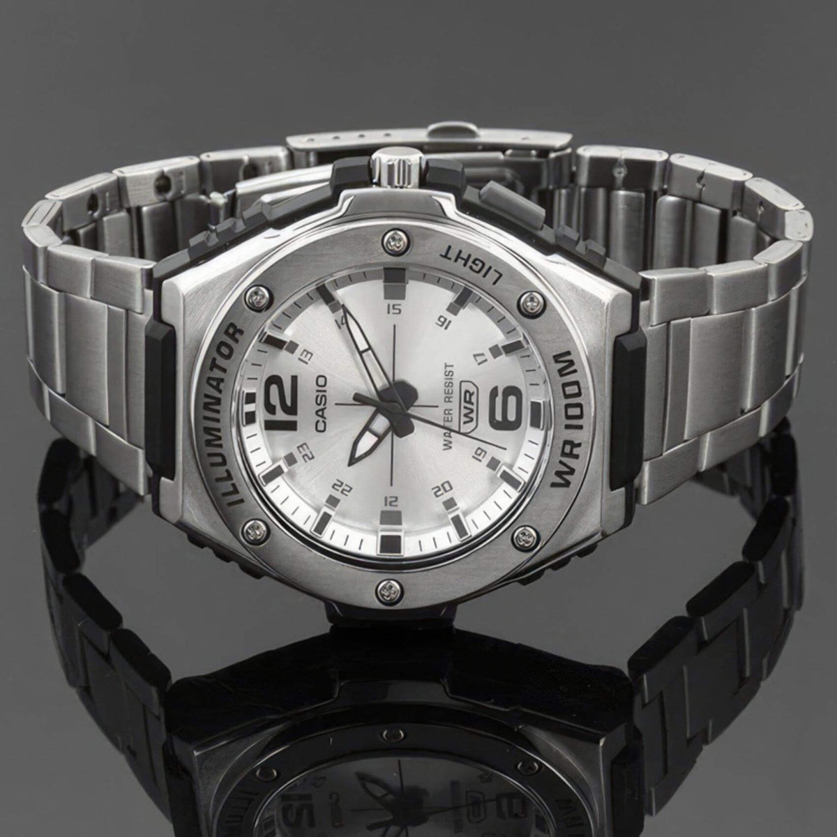 Ρολόι Casio Illuminator MWA-100HD-7AV με ασημί μεταλλικό μπρασελέ και ασημί  καντράν με αναλογική ένδειξη, αδιάβροχο στα 10ATM-100M.
