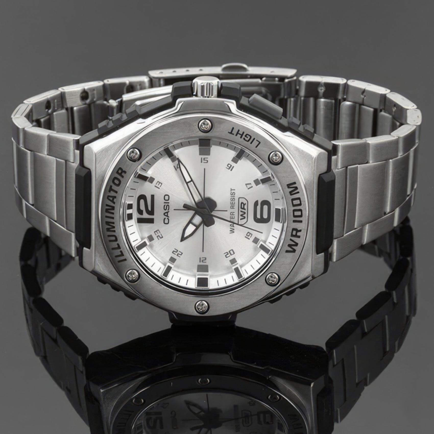 Ρολόι Casio Illuminator MWA-100HD-7AV με ασημί μεταλλικό μπρασελέ και ασημί  καντράν με αναλογική ένδειξη, αδιάβροχο στα 10ATM-100M.