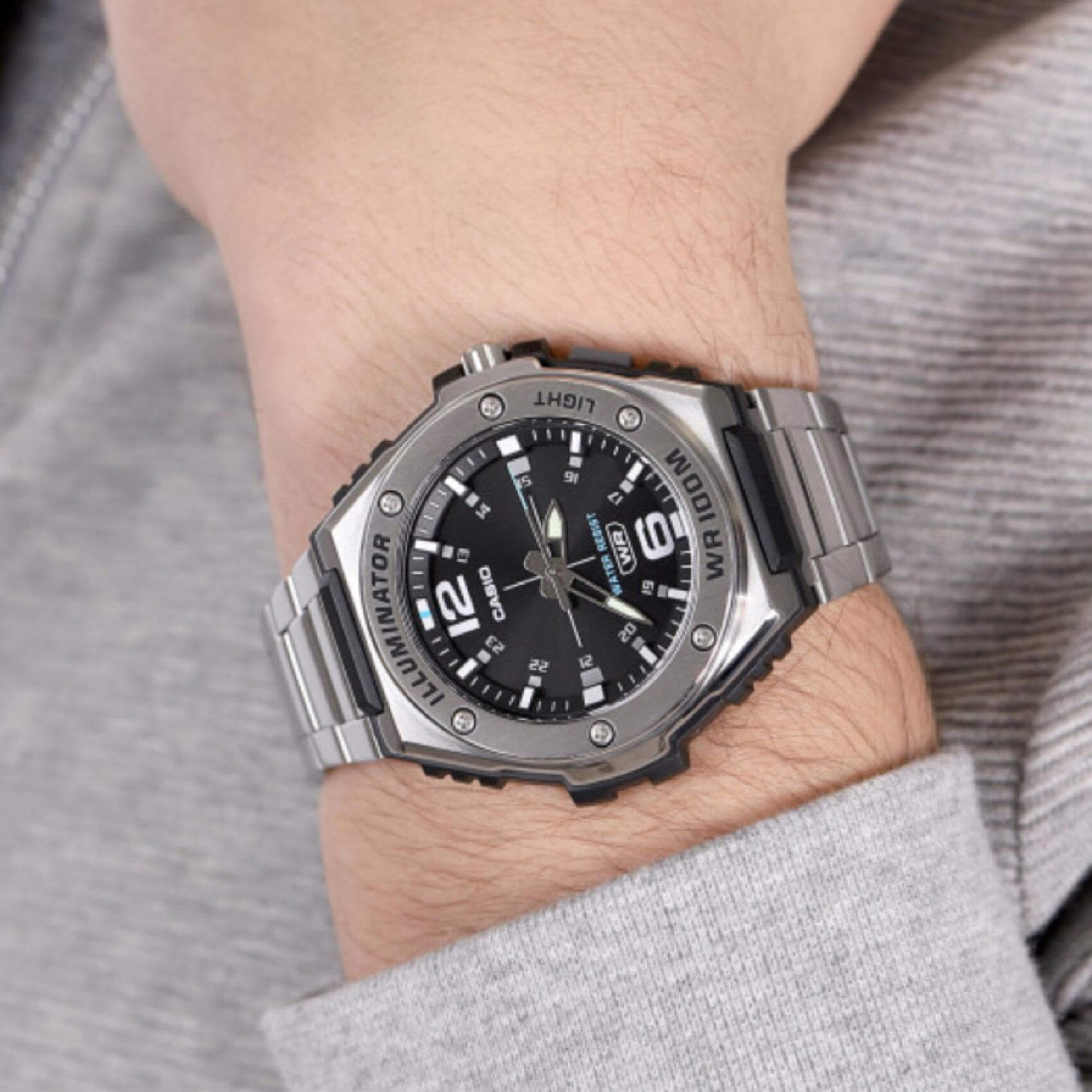 Ρολόι Casio Illuminator WS-1400H-1AVEF με ασημί μεταλλικό μπρασελέ και μαύρο καντράν με αναλογική ένδειξη, αδιάβροχο στα 10ATM-100M.