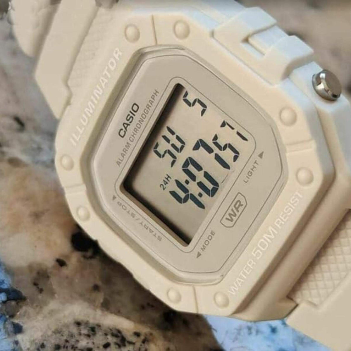 Ρολόι χρονογράφος Casio Illuminator W-218HC-8AVEF με λευκό καουτσούκ λουράκι, λευκό καντράν σε τετράγωνο σχημα με ψηφιακή ένδειξη και στεγανότητα 5ATM-50Μ.