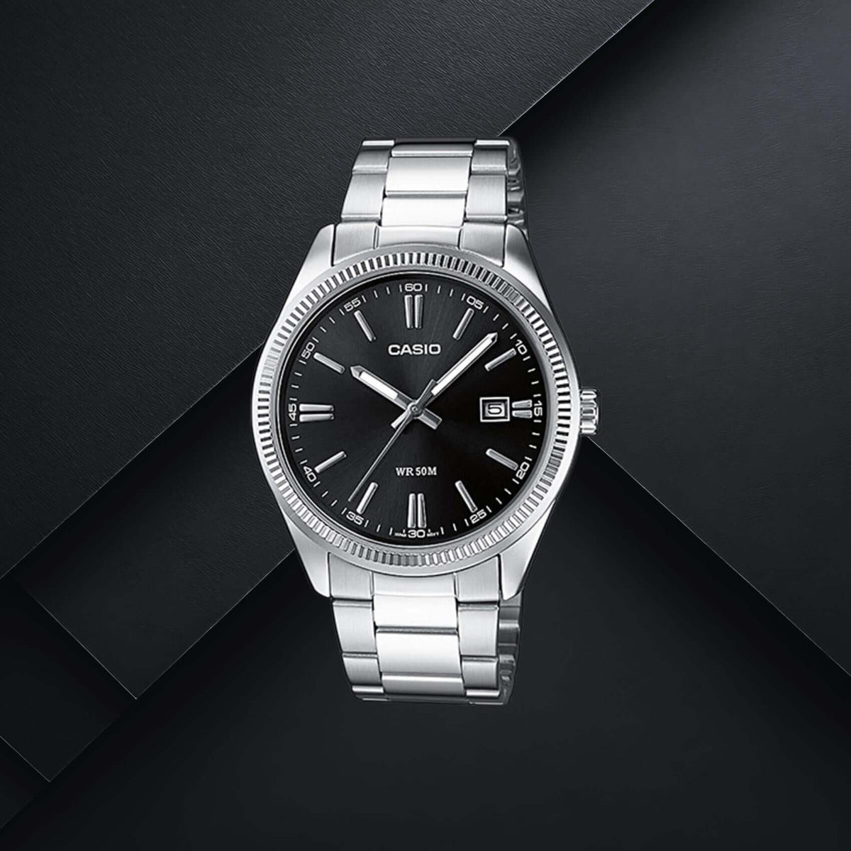 Ανδρικό ρολόι Casio Standard MTP-1302PD-1A1VEF με ασημί ατσάλινο μπρασελέ και μαύρο καντράν σε background.
