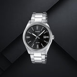 Ανδρικό ρολόι Casio Standard MTP-1302PD-1A1VEF με ασημί ατσάλινο μπρασελέ και μαύρο καντράν σε background.