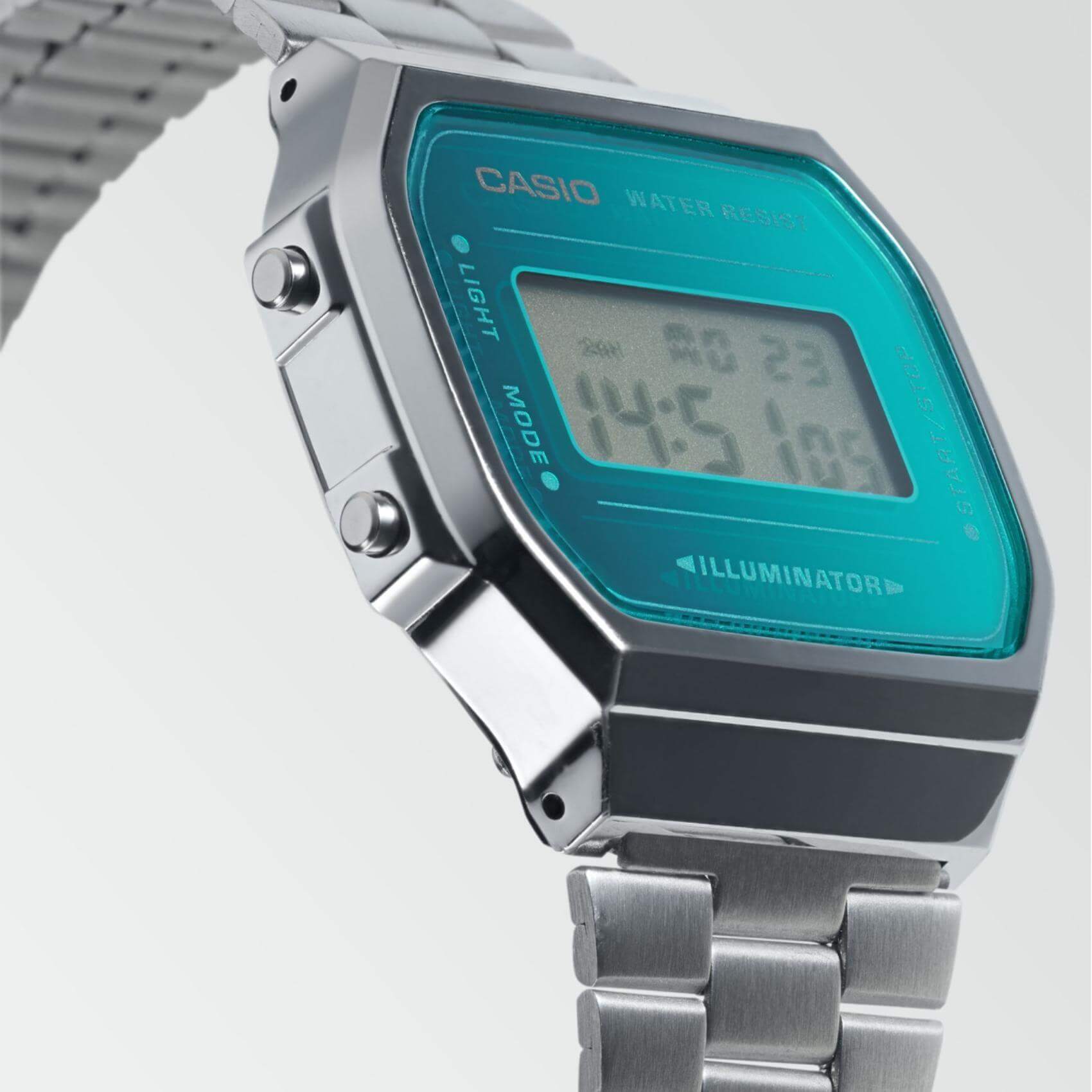 Τετράγωνο ρολόι Casio Vintage Iconic A-168WEM-2EF με ασημί ατσάλινο μπρασελέ, τιρκουάζ καντράν σε τετράγωνο σχήμα και ψηφιακή ένδειξη.