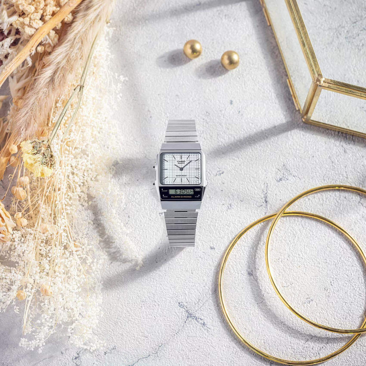 Τετράγωνο ρολόι Casio Vintage AQ-800E-7AEF anadigi με ασημί ατσάλινο μπρασελέ και ασημί τετράγωνο καντράν και αναλογική-ψηφιακή ένδειξη ώρας.