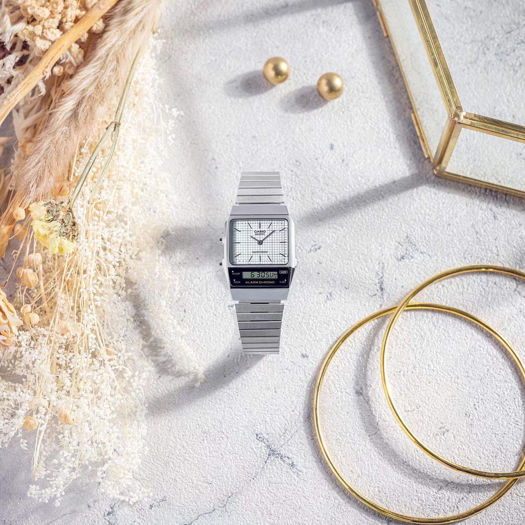 Τετράγωνο ρολόι Casio Vintage AQ-800E-7AEF anadigi με ασημί ατσάλινο μπρασελέ και ασημί τετράγωνο καντράν και αναλογική-ψηφιακή ένδειξη ώρας.