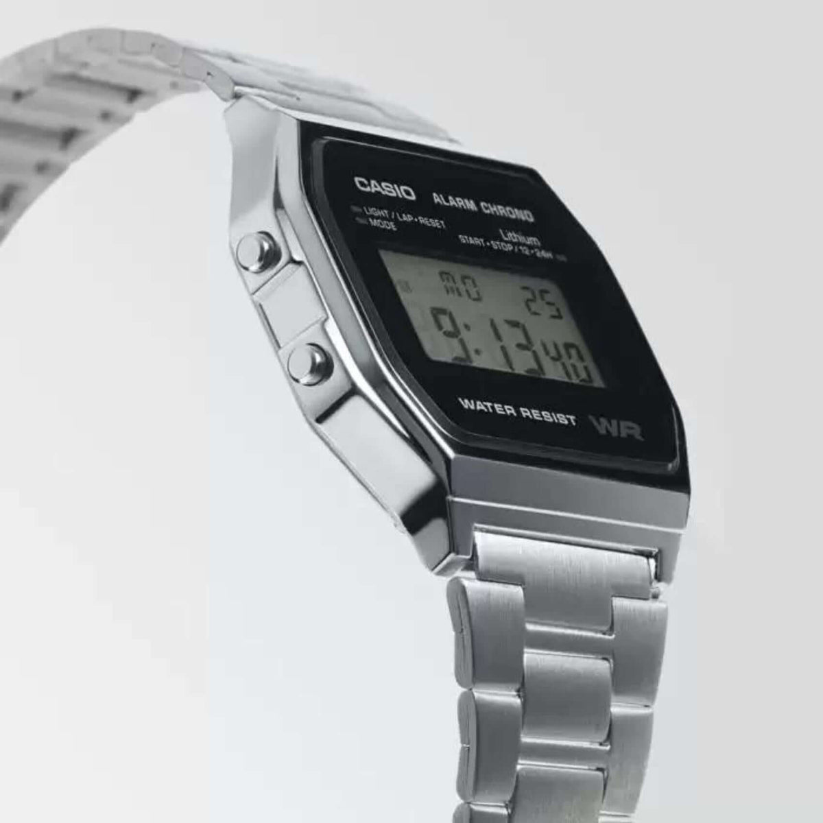 Ρολόι Casio Vintage Iconic A-158WEA-1EF με ασημί μπρασελέ και ψηφιακή ένδειξη.