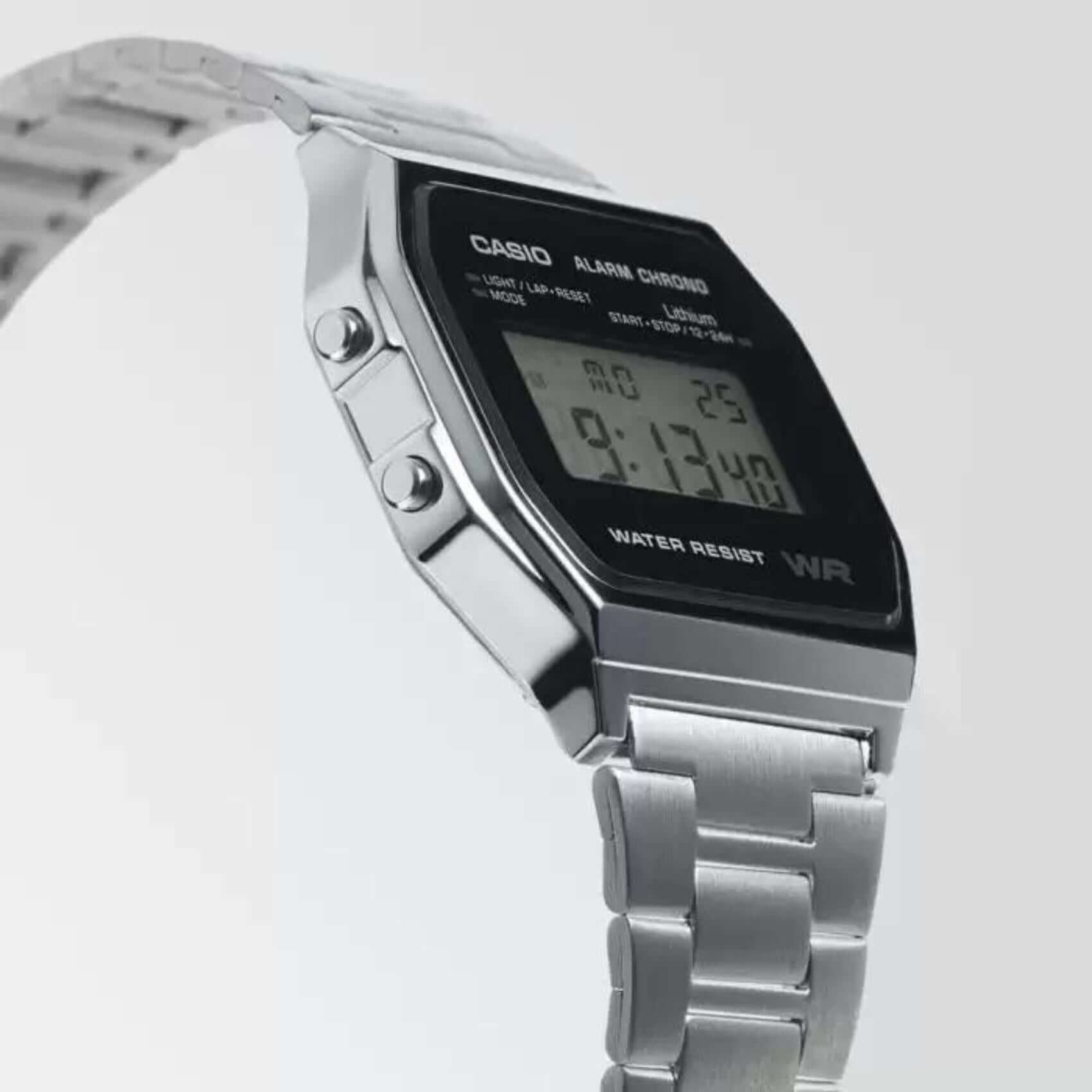 Ρολόι Casio Vintage Iconic A-158WEA-1EF με ασημί μπρασελέ και ψηφιακή ένδειξη.