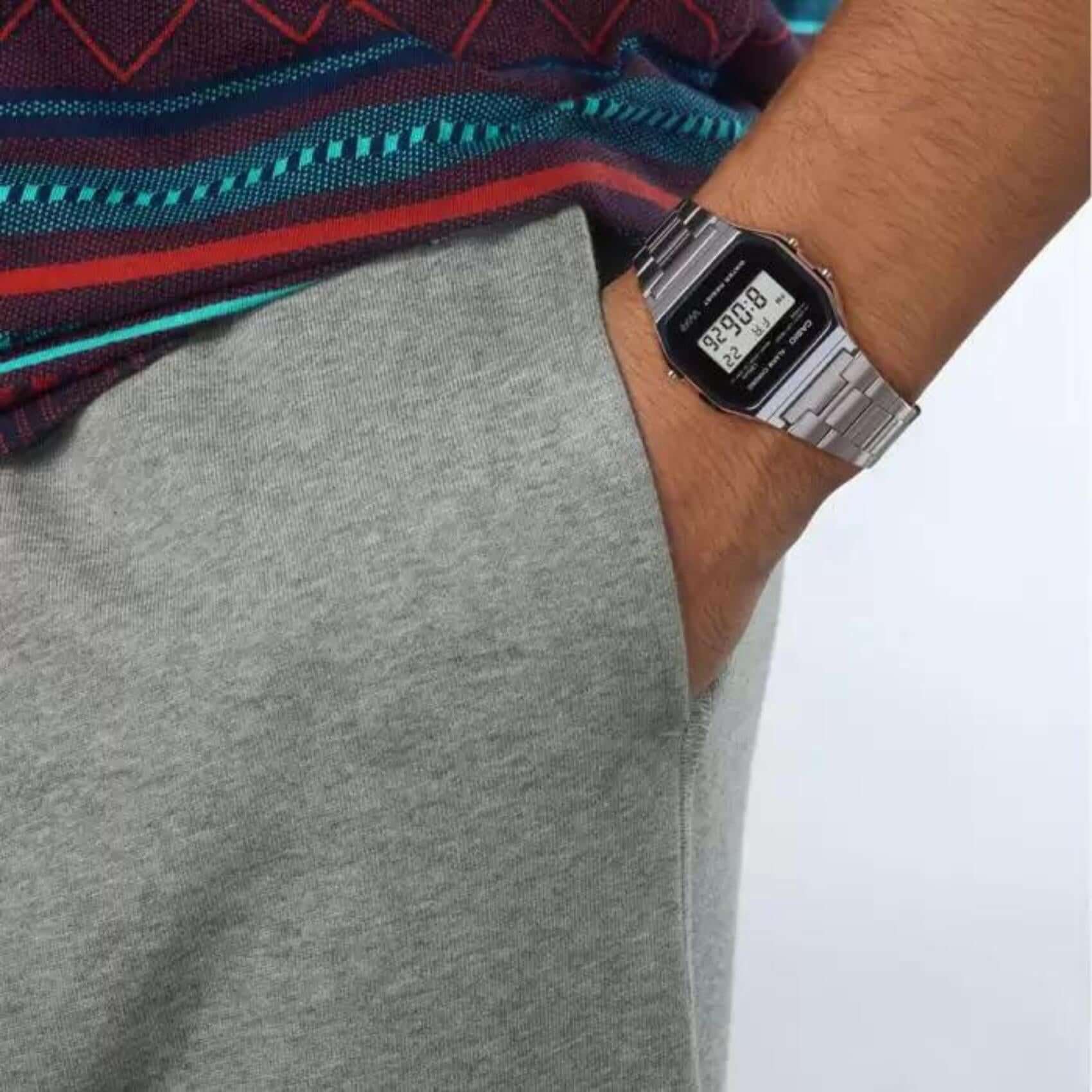 Ρολόι Casio Vintage Iconic A-158WEA-1EF με ασημί μπρασελέ και ψηφιακή ένδειξη.